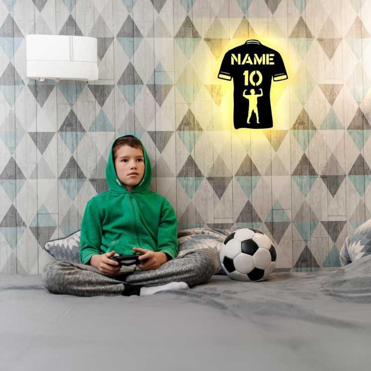 LEON FOLIEN Fußball trikot personalisieren Led Licht mit Namen & Nummer – Fussballer aus MDF-Holz Fussball Geschenke für Jungs